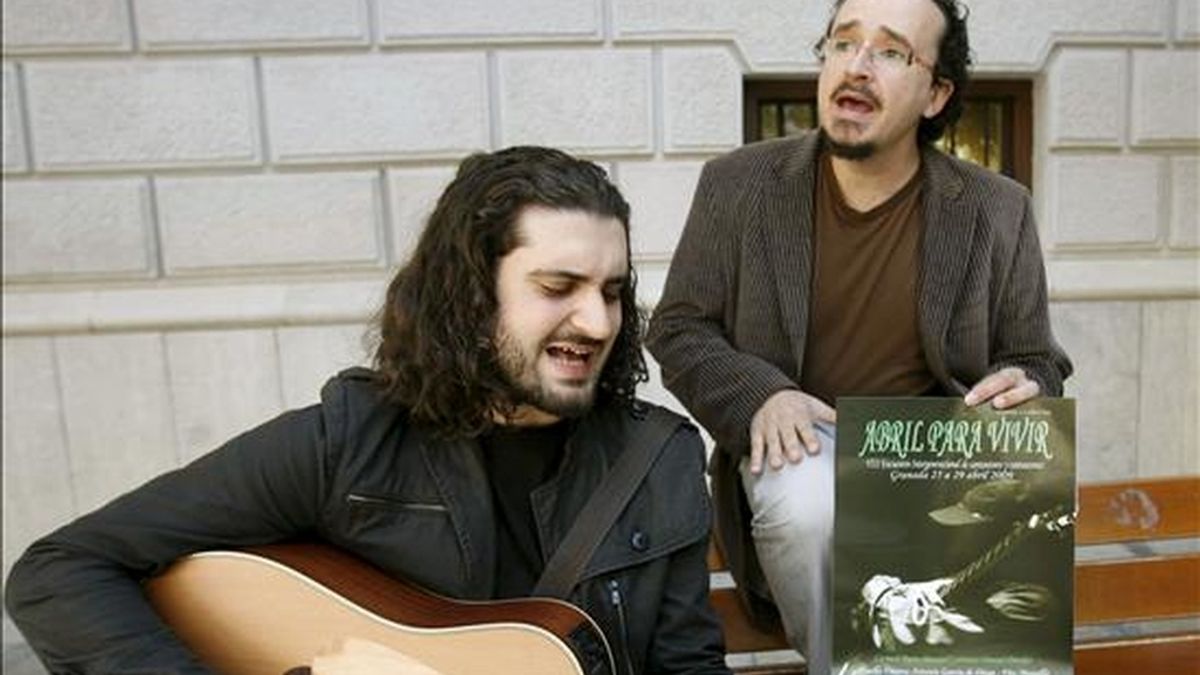 Los cantautores Francico Fernández (i) y Juan Trueva, antes de la presentacion de la edición 2009 del Festival de cantautores "Abril para Vivir", hoy en Granada. EFE