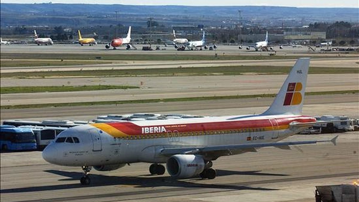 Un avión de Iberia en el aeropuerto de Barajas. EFE/Archivo Un avión de Iberia en el aeropuerto de Barajas. EFE/Archivo