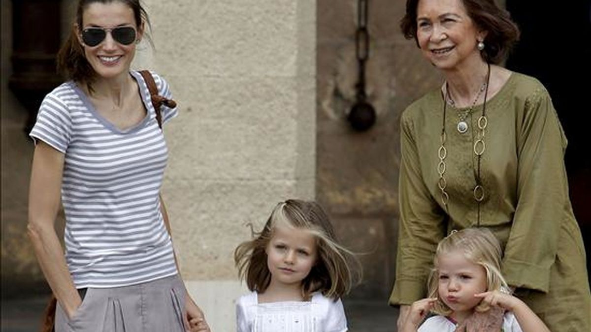 La Reina Sofía, acompañada de la Princesa de Asturias y sus nietas, las infantas Leonor y Sofía, después de su visita al museo de vidrio "Gordiola" en la localidad de Algaida (Mallorca). EFE