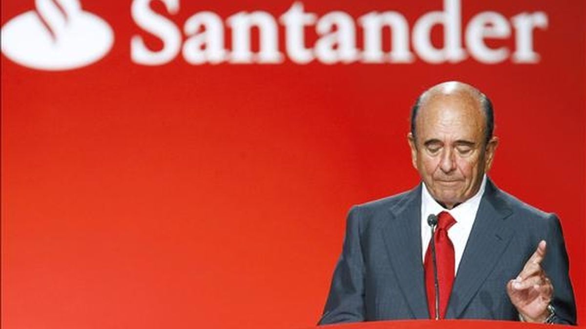El presidente del Banco Santander, Emilio Botín se dirige a los accionistas durante la celebración de la Junta General de esta entidad, que se ha celebrado hoy en el Palacio de Exposiciones de la capital cántabra. EFE