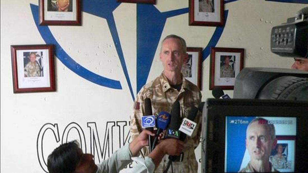 El general británico Gordon Mould informando a la prensa sobre el ataque a la base aérea de Kandahar, la principal de la ISAF en el sur de Afganistán, este martes. EFE