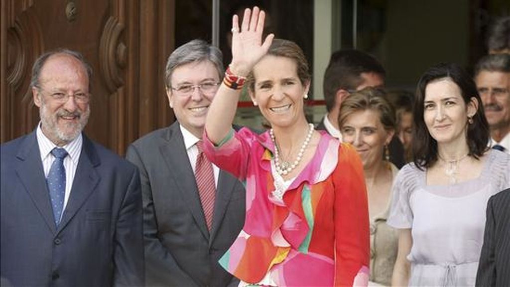 La infanta Elena, acompañada de la ministra de Cultura, Ángeles González Sinde (d); la consejera de Cultura, María José Salgueiro (detrás); el presidente de las Cortes, José Manuel Fernández-Santiago (2i) y el alcalde de Valladolid, Javier León; saluda a los medios durante la inauguración de la exposición "Lo sagrado hecho real", una muestra sobre pintura y escultura barrocas en España que abarca obras de los pintores Diego Velázquez y Francisco Zurbarán, y de escultores de la talla de Gregorio Fernández y Alonso Cano. EFE La infanta Elena, acompañada de la ministra de Cultura, Ángeles González Sinde (d); la consejera de Cultura, María José Salgueiro (detrás); el presidente de las Cortes, José Manuel Fernández-Santiago (2i) y el alcalde de Valladolid, Javier León; saluda a los medios durante la inauguración de la exposición "Lo sagrado hecho real", una muestra sobre pintura y escultura barrocas en España que abarca obras de los pintores Diego Velázquez y Francisco Zurbarán, y de escultores de la talla de Gregorio Fernández y Alonso Cano. EFE