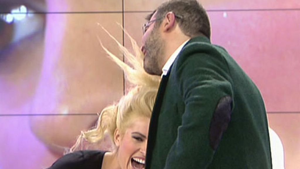 Adriana y su estrambótico peinado