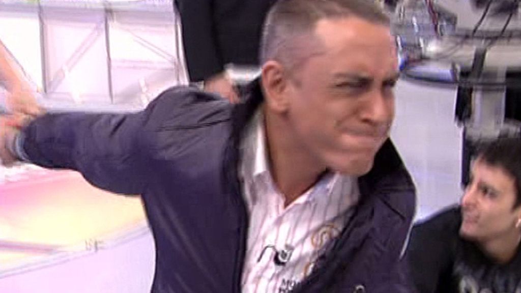 Kiko anda de rodillas y Mila Ximénez tras él