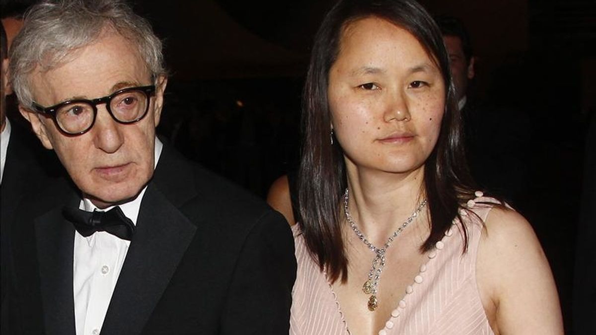 El director estadounidense Woody Allen (i) a su llegada con su esposa Soon-Yi (d) ayer 11 de mayo de 2011, a una cena en el Agora Pavilion tras la ceremonia inaugural de la 64 edición del Festival de Cannes, en Cannes, Francia. EFE