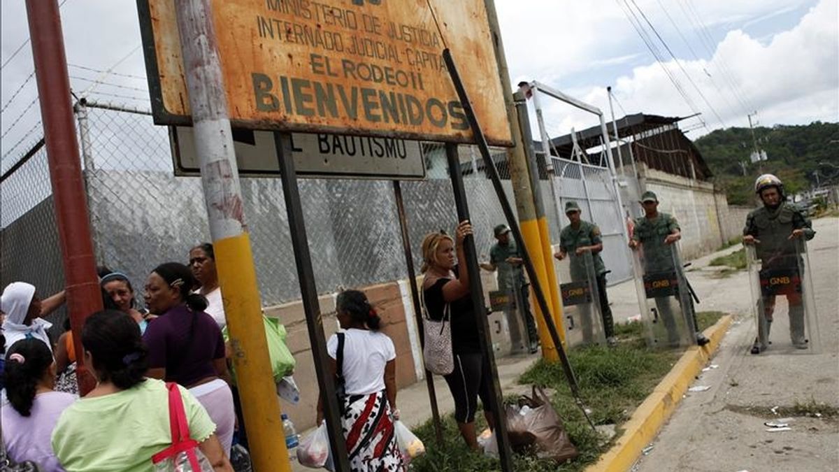 Familiares de presos de la cárcel venezolana El Rodeo II permanecen en la entrada de la prisión en donde un grupo de presos puso en libertad al director y catorce funcionarios de esa institución, con lo que concluyó el secuestro que comenzaron el pasado 27 de abril. EFE