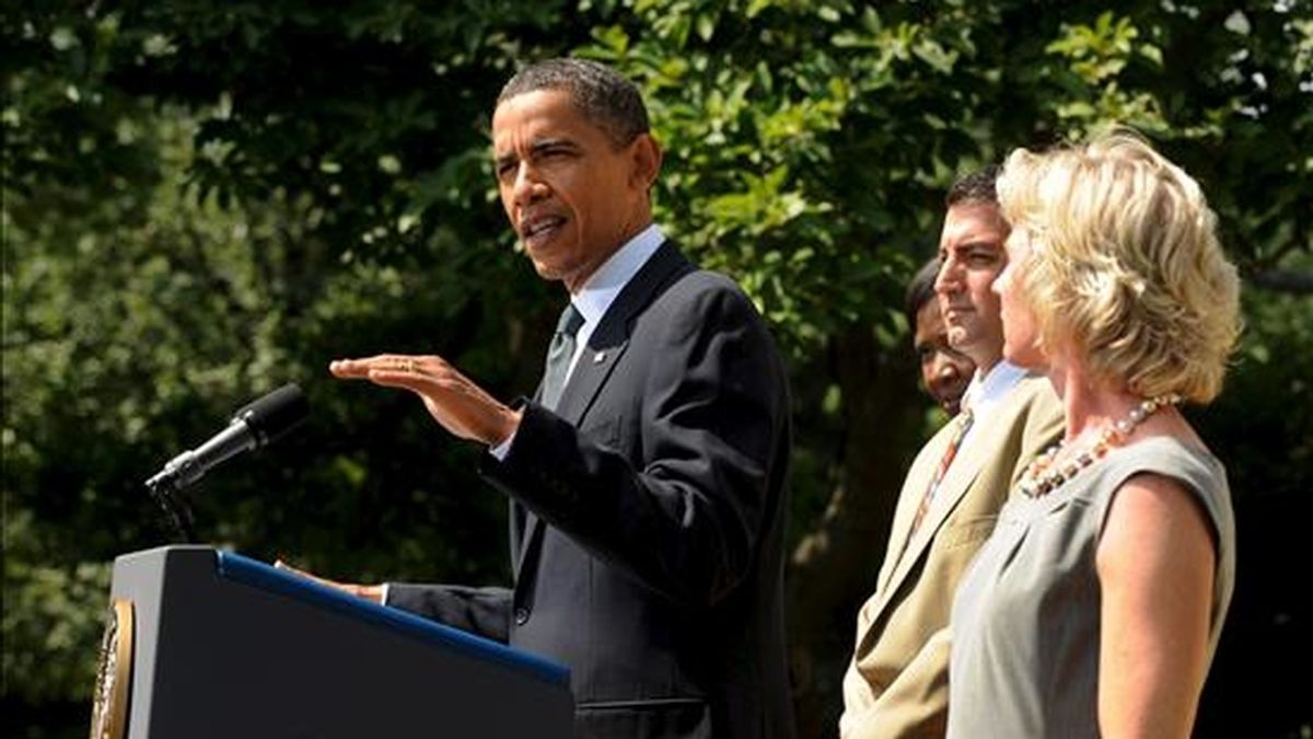 El presidente de Estados Unidos, Barack Obama (c), pronuncia un discurso sobre economía y desempleo, en el Rose Garden de la Casa Blanca en Washington DC. EFE