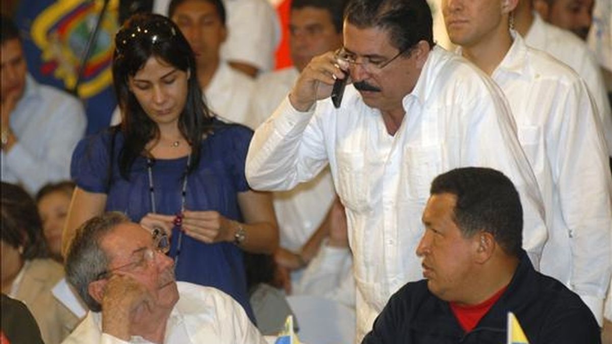 Imagen de este lunes de varios mandatarios latinoamericanos reunidos en apoyo al depuesto mandatario de Honduras, Manuel Zelaya (c). EFE