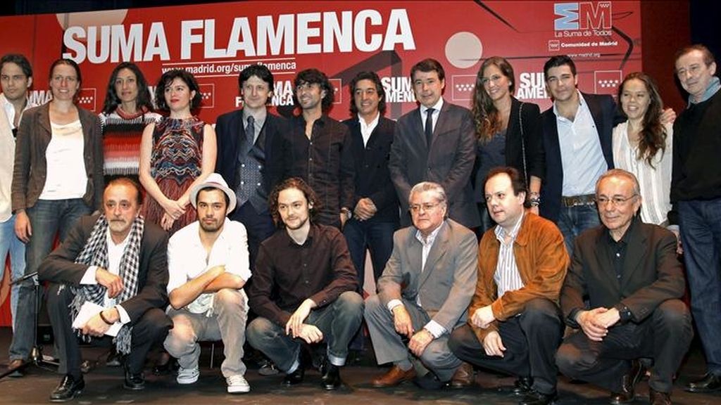 Fotografía facilitada por la CAM del vicepresidente y consejero de Cultura y Deporte de la Comunidad de Madrid, Ignacio González (de pie, 5d), posando con algunos de los ochenta artistas que participarán en el festival Suma Flamenca, durante la presentación hoy de su VI edición, que rendirá homenaje al cantaor Enrique Morente y que se celebrará del 9 de junio al 2 de julio en Madrid. EFE