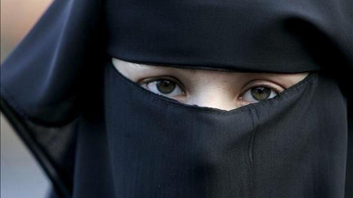 Una mujer cubierta con el burka durante una manifestación en 2006 en La Haya, Holanda. EFE/Archivo