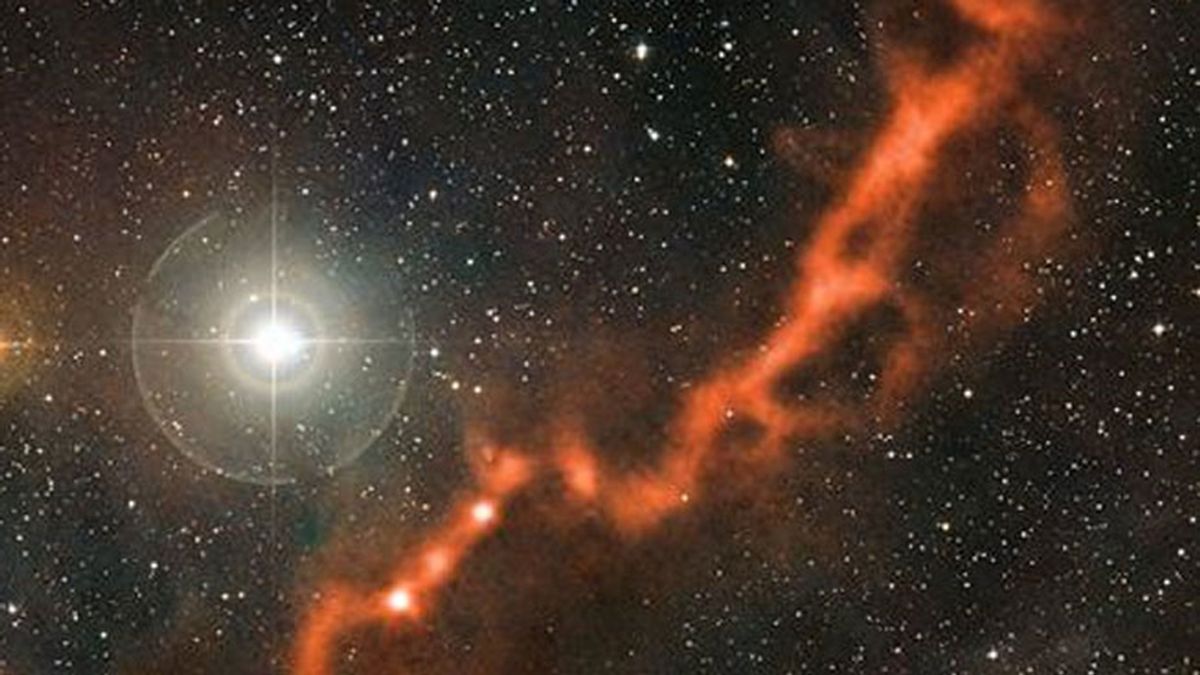 Una nueva estrella emerge de las oscuras nubes de Tauro