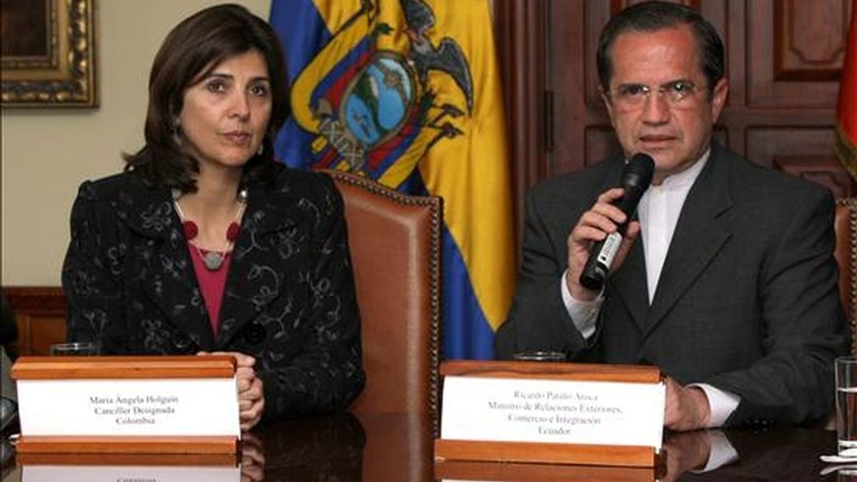 El ministro ecuatoriano de Relaciones Exteriores, Ricardo Patiño (d), habla el pasado 19 de julio de 2010, en presencia de su homóloga designada de Colombia, María Ángela Holguín (i), en Quito (Ecuador). EFE/Archivo