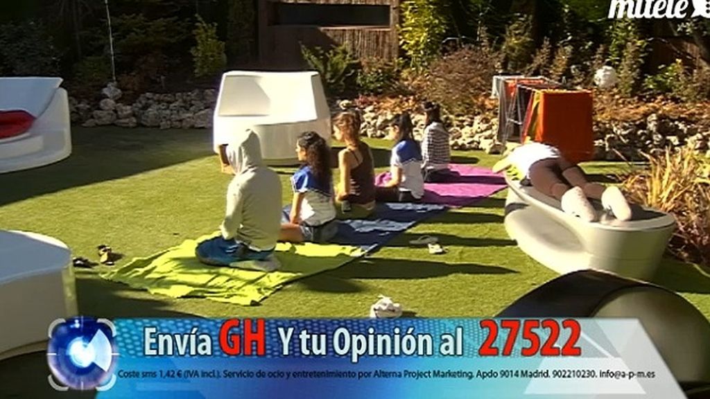 Los concursantes se relajan en el jardín