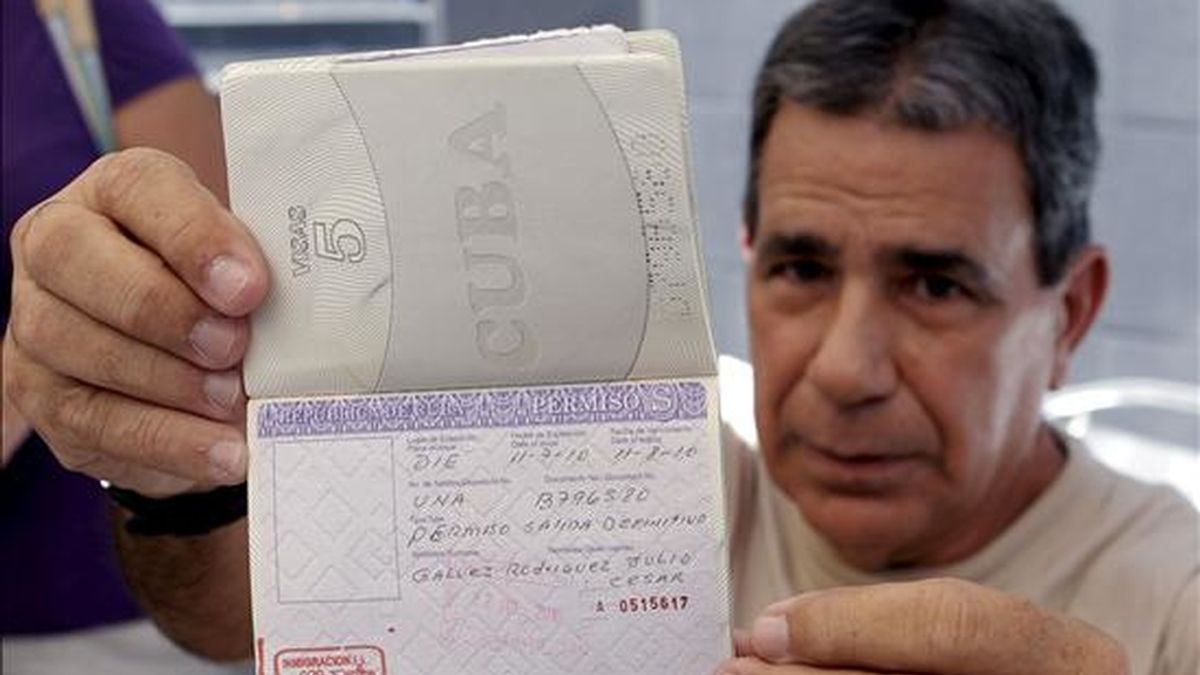 Julio César Gálvez, uno de los once disidentes cubanos excarcelados por el régimen castrista que han llegado a España, muestra su pasaporte tras la lectura de un manifiesto hoy en un hotel madrileño. EFE
