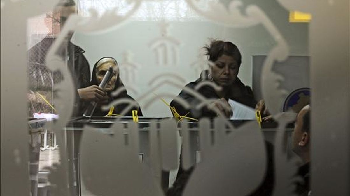 Varias personas ejercen su derecho al voto en un colegio electoral en Gracanica, Kosovo, durante las primeras elecciones parlamentarias desde su independencia unilateral de Serbia en febrero de 2008, adelantadas tras el derrumbe de la coalición gubernamental. EFE