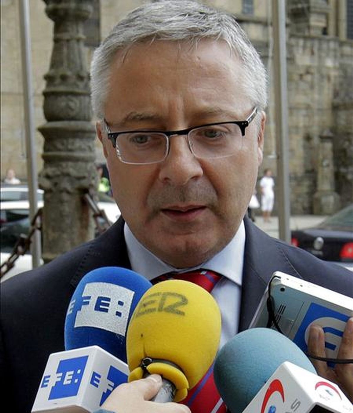 El ministro de Fomento, José Blanco, durante unas declaraciones a la prensa ayer en Santiago de Compostela. EFE