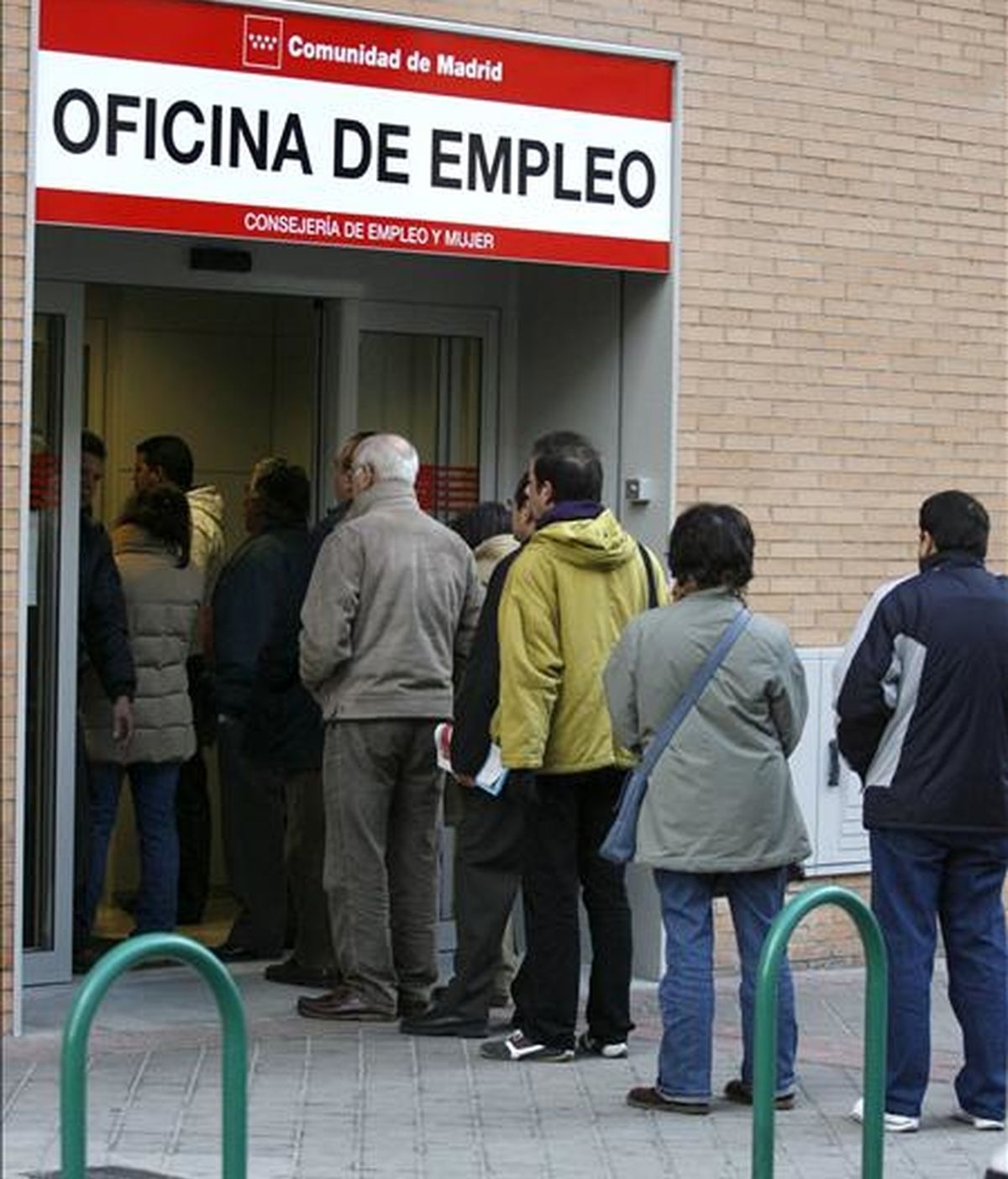 Un grupo de personas hacen cola en la entrada de una oficina de empleo de la Comunidad de Madrid. EFE/Archivo