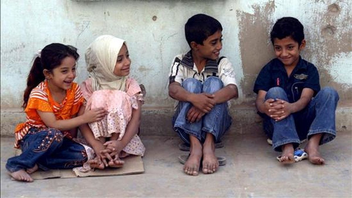 Niños huérfanos iraquíes esperan para recibir regalos en Ciudad Sader, el barrio más populoso de Bagdad (Irak). EFE/Archivo