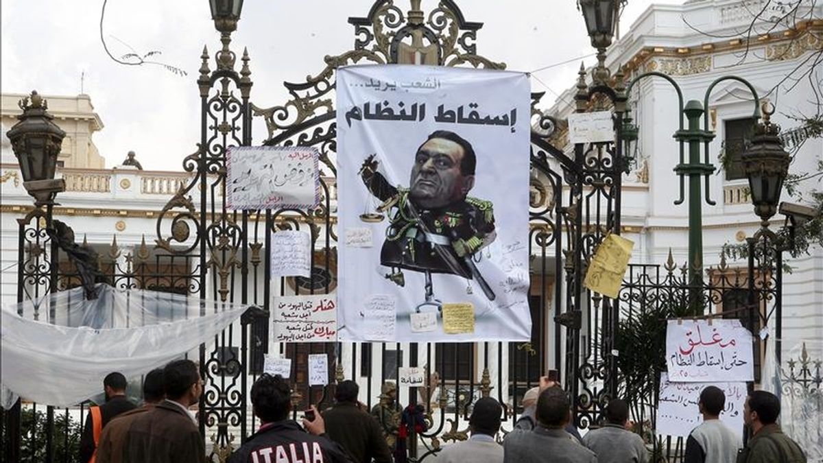 Egipcios anti gobierno protestan ayer frente al parlamento egipcio, en El Cairo. EFE