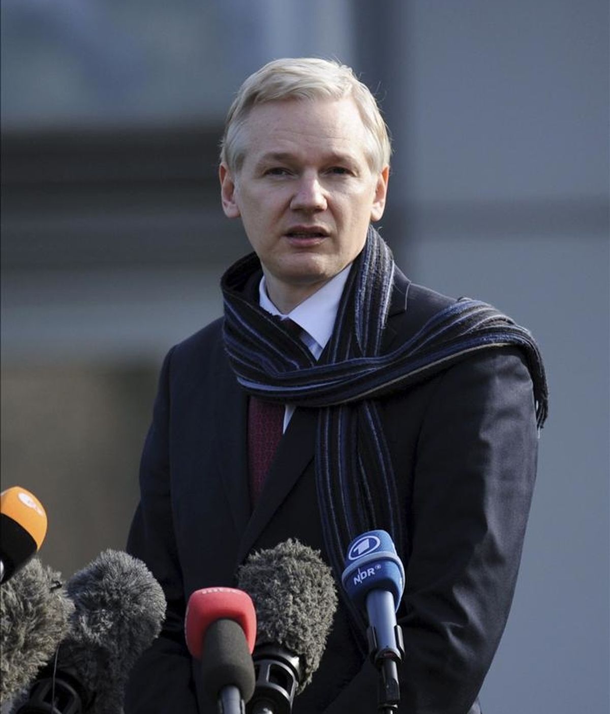 El fundador de Wikileaks, Julian Assange, comparece ante los medios en las afueras del tribunal londinense de Belmarsh, al sureste de Londres, Reino Unido, hoy, jueves 24 de febrero de 2011. EFE