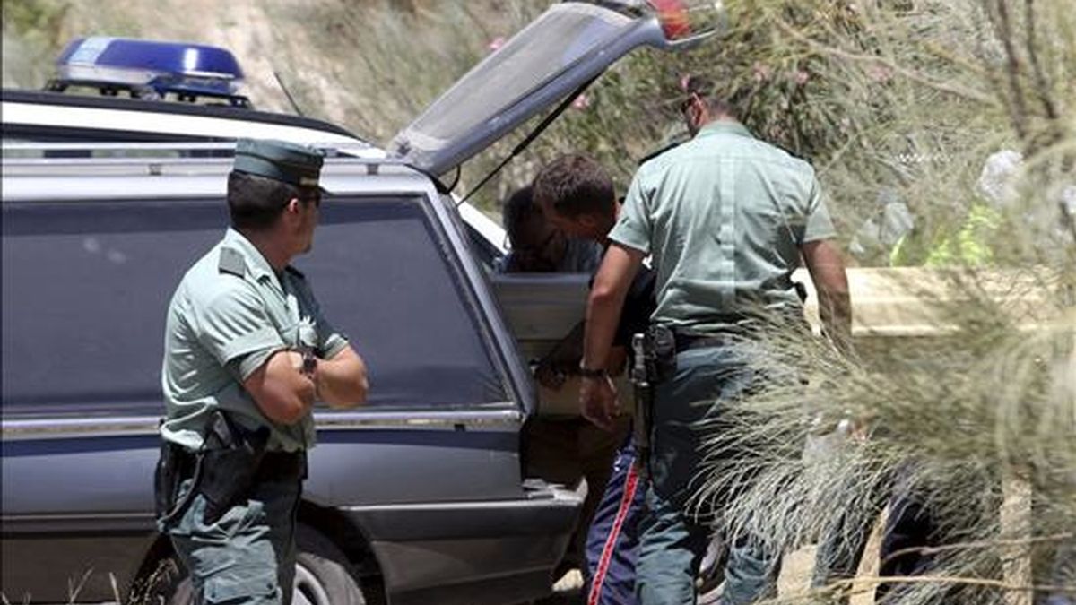 Agentes de la Guardia Civil ayudan a introducir en un coche fúnebre el cadáver del menor alemán de 5 años desaparecido desde hace tres días en la zona conocida como Monte Castillo en Espiel (Córdoba). EFE