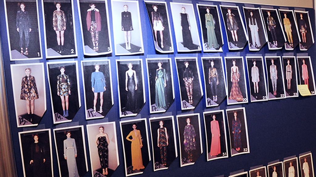 Juanjo Oliva presentó una amplísima colección inspirada en el glamour de los setenta