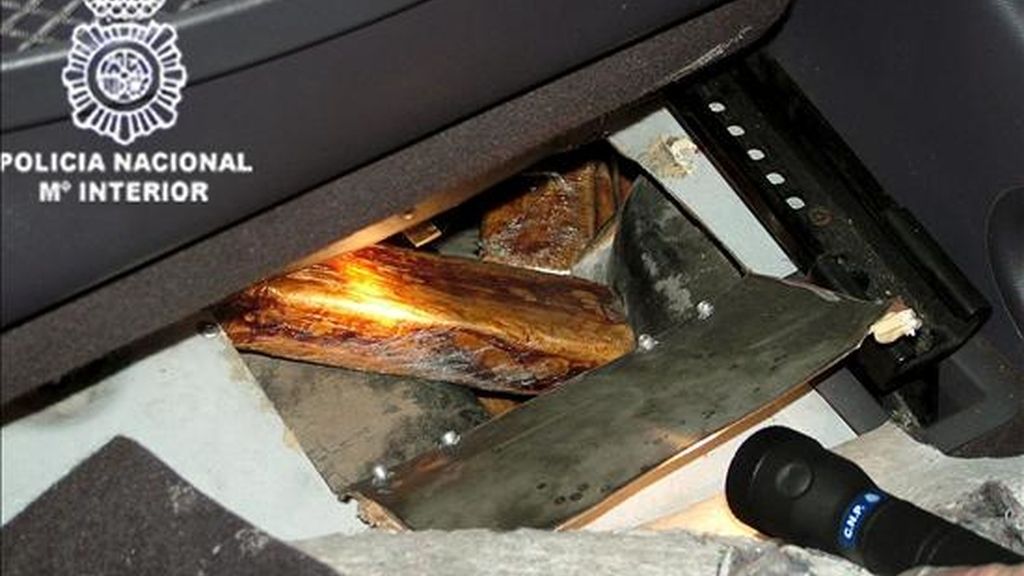 En la imagen, droga incautada en el interior de un vehículo en una operación de la Policía Nacinal contra el narcotráfico. EFE/Archivo En la imagen, droga incautada en el interior de un vehículo en una operación de la Policía Nacinal contra el narcotráfico. EFE/Archivo