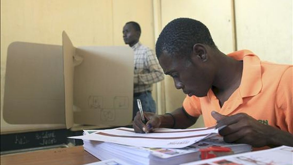 Un hombre vota en el colegio electoral de Belair, durante las elecciones presidenciales, en Puerto Príncipe (Haití). EFE