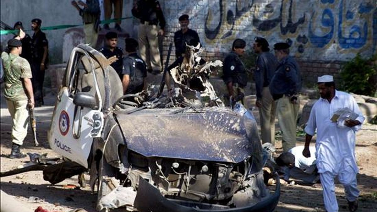 Policías inspeccionando los restos de un vehículo policial destruido en junio de 2009 en un atentado en Peshawar (Pakistán) atribuido a Al Qaeda, organización cuyo jefe en ese país, Sheij Al Fatah, puede haber muerto en un bombardeo estadounidense, según una fuente de los servicios secretos paquistaníes. EFE Policías inspeccionando los restos de un vehículo policial destruido en junio de 2009 en un atentado en Peshawar (Pakistán) atribuido a Al Qaeda, organización cuyo jefe en ese país, Sheij Al Fatah, puede haber muerto en un bombardeo estadounidense, según una fuente de los servicios secretos paquistaníes. EFE