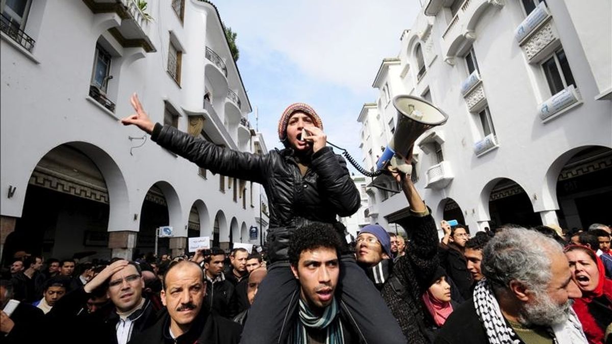 Imagen de la manifestación que ha transcurrido en Rabat, Marruecos, domingo 20 de febrero de 2011, convocada para pedir reformas políticas y limitar los poderes del rey. Manifestaciones similares se han convocado por todo el país. EFE