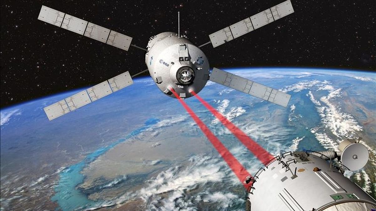 Imagen facilitada por la Agencia Espacial Europea (ESA) de una simulación infográfica del carguero europeo ATV-2 "Johannes Kepler" en la maniobra de acoplamiento a la Estación Espacial Internacional (ISS) (en sus siglas en inglés). EFE Imagen facilitada por la Agencia Espacial Europea (ESA) de una simulación infográfica del carguero europeo ATV-2 "Johannes Kepler" en la maniobra de acoplamiento a la Estación Espacial Internacional (ISS) (en sus siglas en inglés). EFE