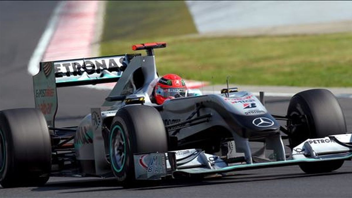 El piloto alemán Michael Schumacher, de la escudería Mercedes GP, toma una curva durante el Gran Premio de Hungría de Fórmula Uno en el circuito Hungaroring en Mogyorod, al noreste de Budapest, disputado ayer. EFE