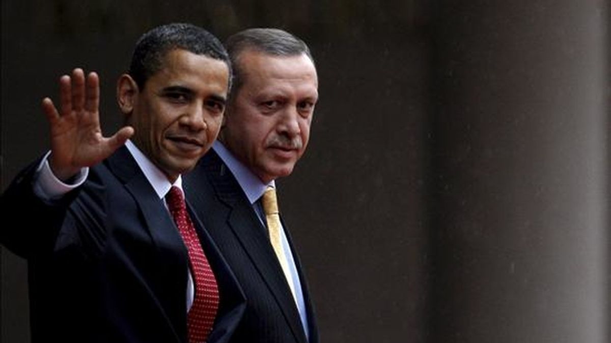 El presidente estadounidense, Barack Obama (izda), saluda junto al primer ministro turco, Recep Tayyip Erdogan, tras la reunión que mantuvieron ayer, 6 de abril, en Ankara, Turquía. EFE