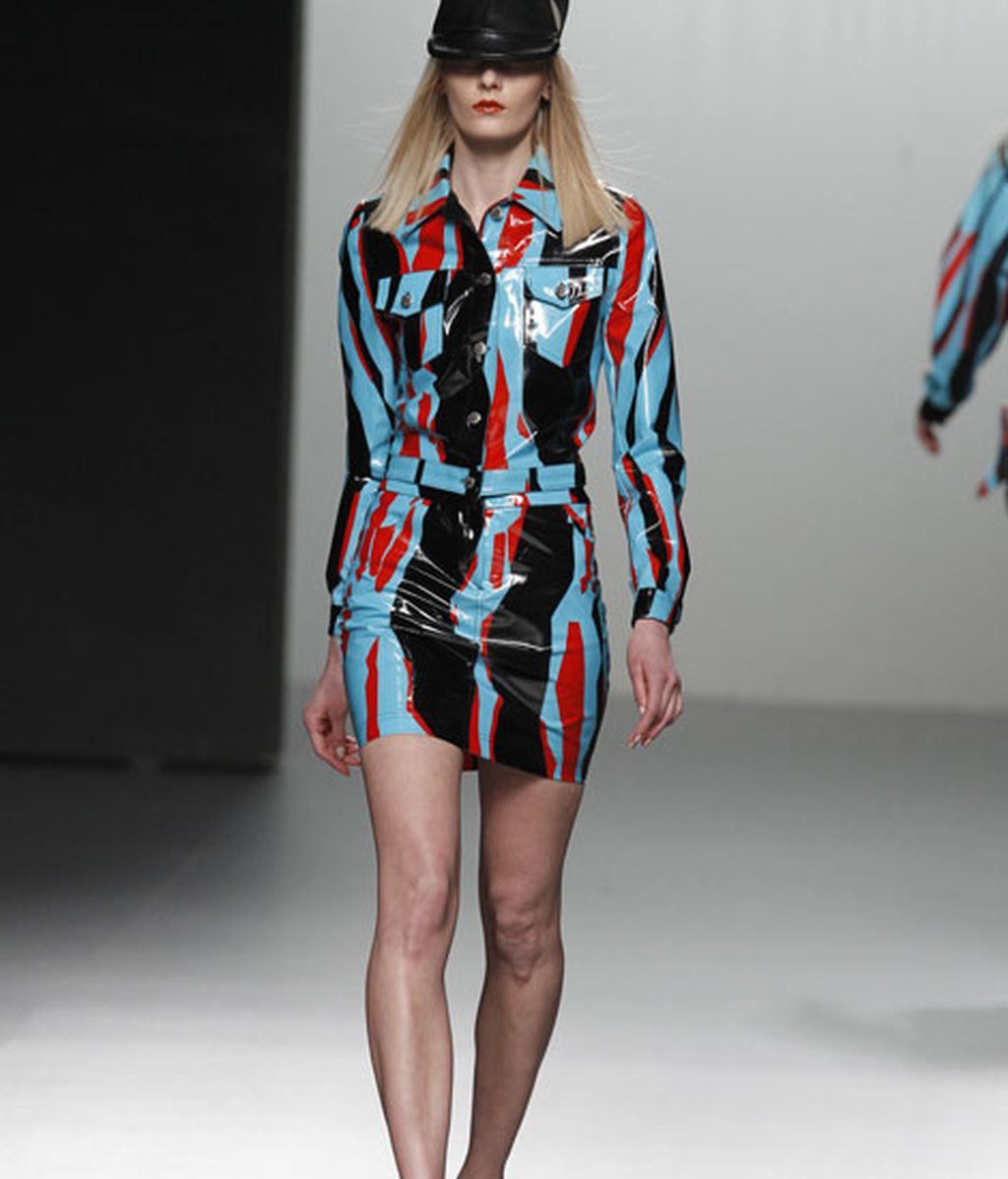 Atención a la cazadora de cuero con el estampado Crack