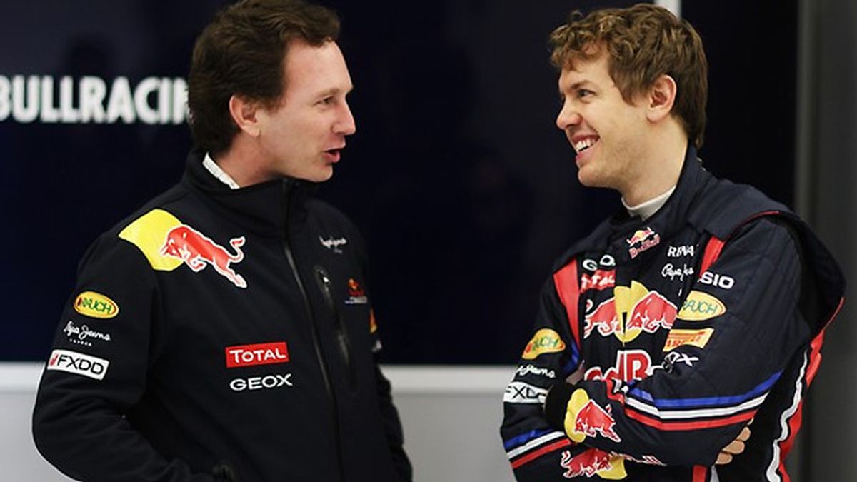 Christian Horner conversa con Vettel durante los entrenamientos en Jerez. FOTO: Archivo.