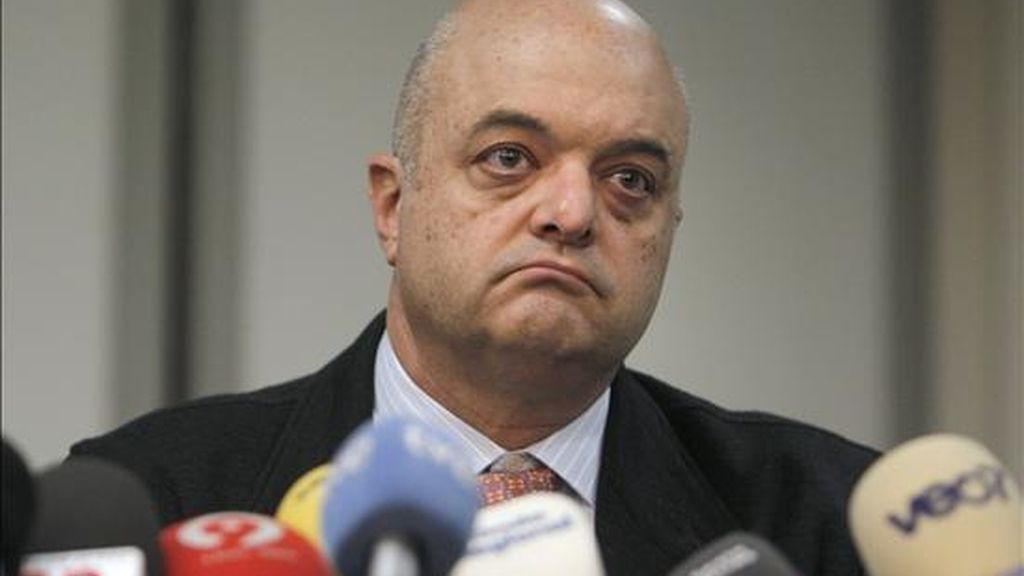 El presidente del sindicato de pilotos de aerolíneas SEPLA, Javier Martínez de Velasco, durante la rueda de prensa ofrecida hoy en Madrid en la que ha asegurado que si finalmente llevan a cabo los paros y otras movilizaciones anunciadas para este mes de diciembre, "obviamente" estos no se harán los días clave de Navidad. EFE