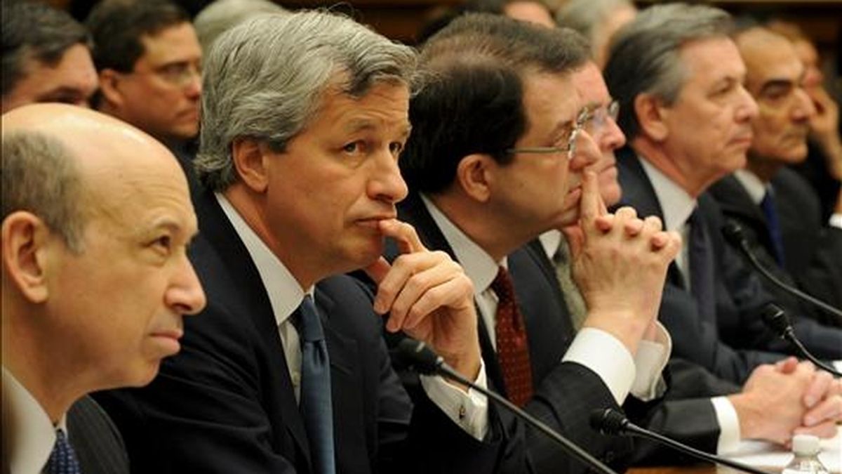 Los principales ejecutivos de algunas de las firmas que se acogieron al plan de rescate de Wall Street rinden cuentas en una audiencia de la Cámara de Representantes de EE.UU., en Washington DC. EFE