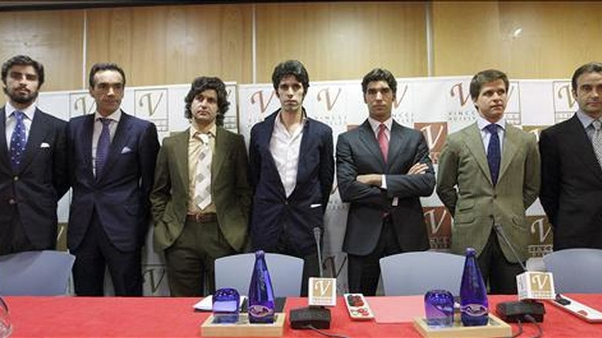 Los toreros Miguel Ángel Perera, Manuel Jesús "El Cid", José Antonio "Morante de la Puebla", Alejandro Talavante, Cayetano Rivera Ordóñez, Julián López "El Juli", y Enrique Ponce, de izda a dcha, al comienzo de la rueda de prensa que han ofrecido tras la reunión mantenida con la ministra de Cultura, Ángeles González-Sinde, hoy en Madrid. EFE Los toreros Miguel Ángel Perera, Manuel Jesús "El Cid", José Antonio "Morante de la Puebla", Alejandro Talavante, Cayetano Rivera Ordóñez, Julián López "El Juli", y Enrique Ponce, de izda a dcha, al comienzo de la rueda de prensa que han ofrecido tras la reunión mantenida con la ministra de Cultura, Ángeles González-Sinde, hoy en Madrid. EFE