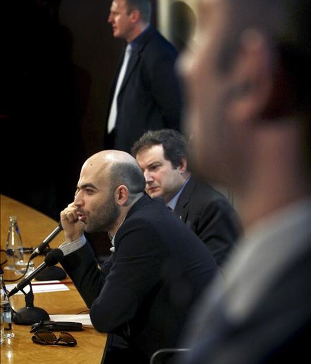 El periodista y escritor italiano Roberto Saviano, autor de "Gomorra", durante la rueda de prensa que ha ofrecido esta mañana en el Ayuntamiento de Barcelona, rodeado de unas excepcionales medidas de seguridad. EFE El periodista y escritor italiano Roberto Saviano, autor de "Gomorra", durante la rueda de prensa que ha ofrecido esta mañana en el Ayuntamiento de Barcelona, rodeado de unas excepcionales medidas de seguridad. EFE