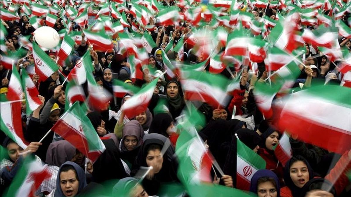 Una multitud se reúne hoy en la plaza de la Libertad durante una ceremonia de celebración del trigésimosegundo aniversario de la Revolución Islámica de 1979 en Teherán (Irán). EFE
