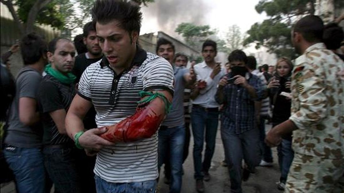 Un joven herido por un disparo en las protestas en apoyo del candidato opositor iraní Mir Husein Musaví. EFE
