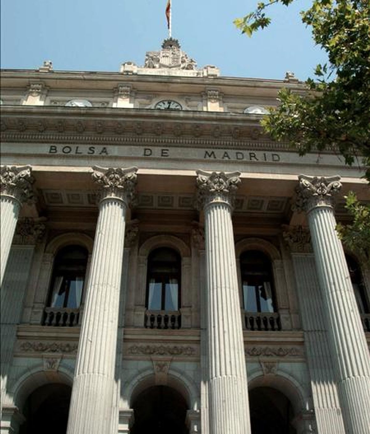 Fachada principal del edificio de la Bolsa de Madrid.  EFE/Archivo