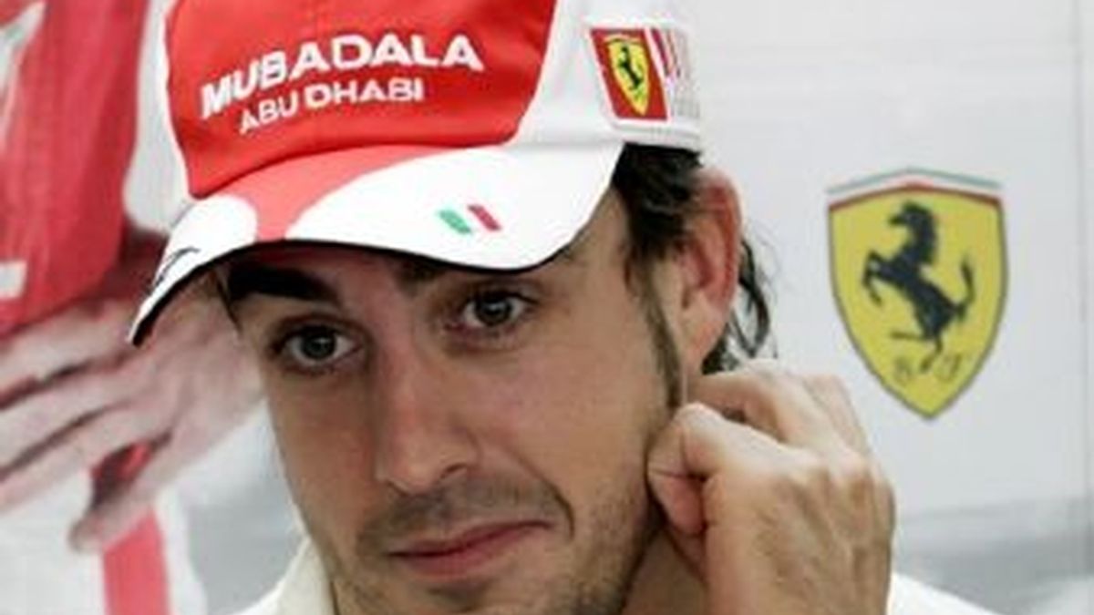 Alonso, tras su llegada a la meta en el séptimo lugar del GP de Abu Dabi. Foto EFE
