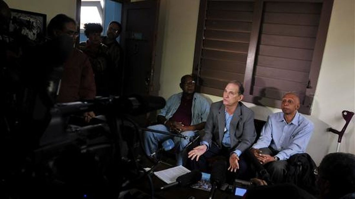 Los opositores cubanos René Gómez Manzano (c), Felix Bonne (i) y Guillermo Farías (d) ofrecen una rueda de prensa este 7 de diciembre en La Habana, Cuba, para presentar el documento "Cuba es lo primero". EFE