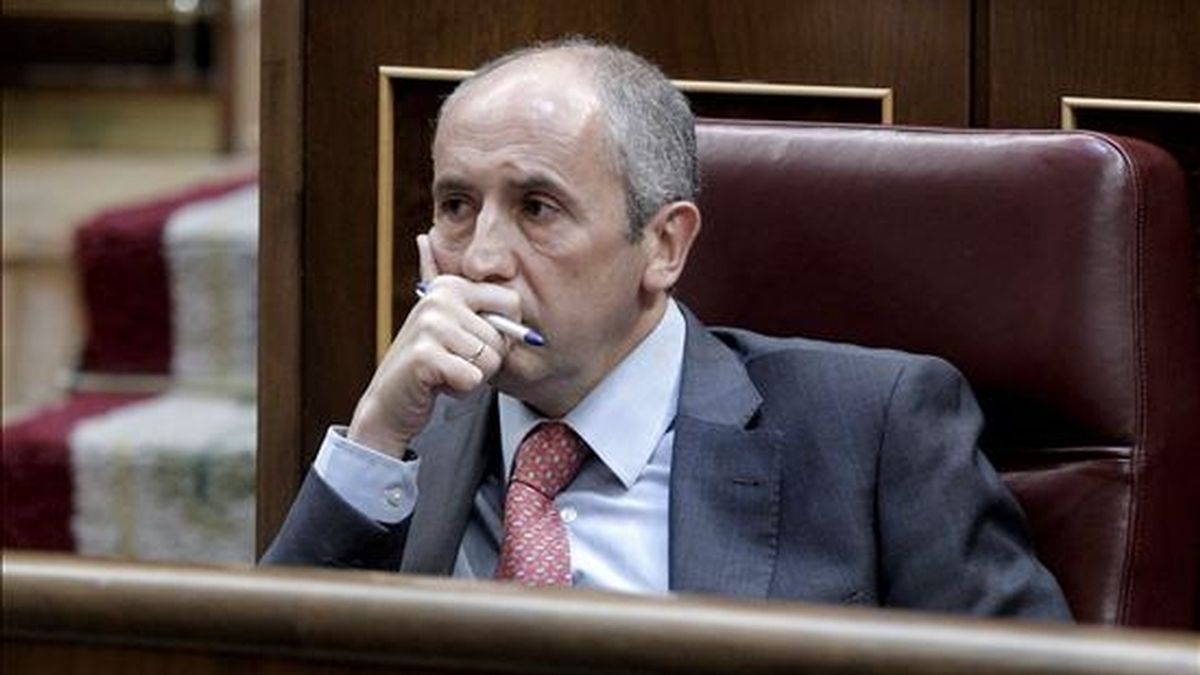 Josu Erkoreka (PNV), sigue desde su escaño en el hemiciclo la intervención del presidente del Gobierno, José Luís Rodríguez Zapatero, en el Congreso con motivo del debate del estado de la nación. EFE