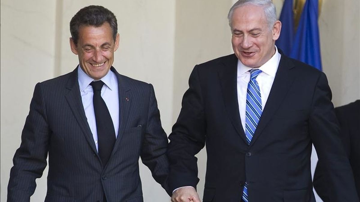El presidente francés, Nicolás Sarkozy (i), se despide del primer ministro israelí, Benjamín Netanyahu, después de la reunión que mantuvieron en el palacio del Elíseo en París, Francia. EFE