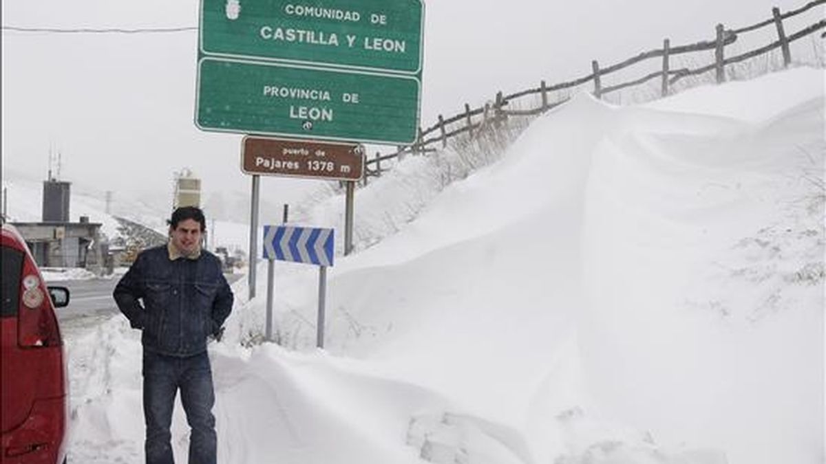 Un joven caminando por el alto del puerto de Pajares (León), que hoy presentaba este aspecto debido al temporal de frío y nieve que recorre la mayor parte de la península. EFE