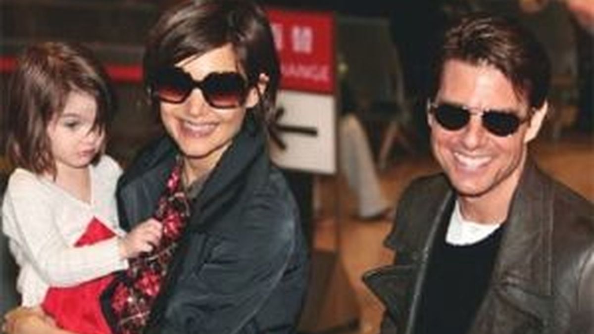 Tom Cruise y Katie Holmes con su hija en una imagen de archivo. Foto: AP