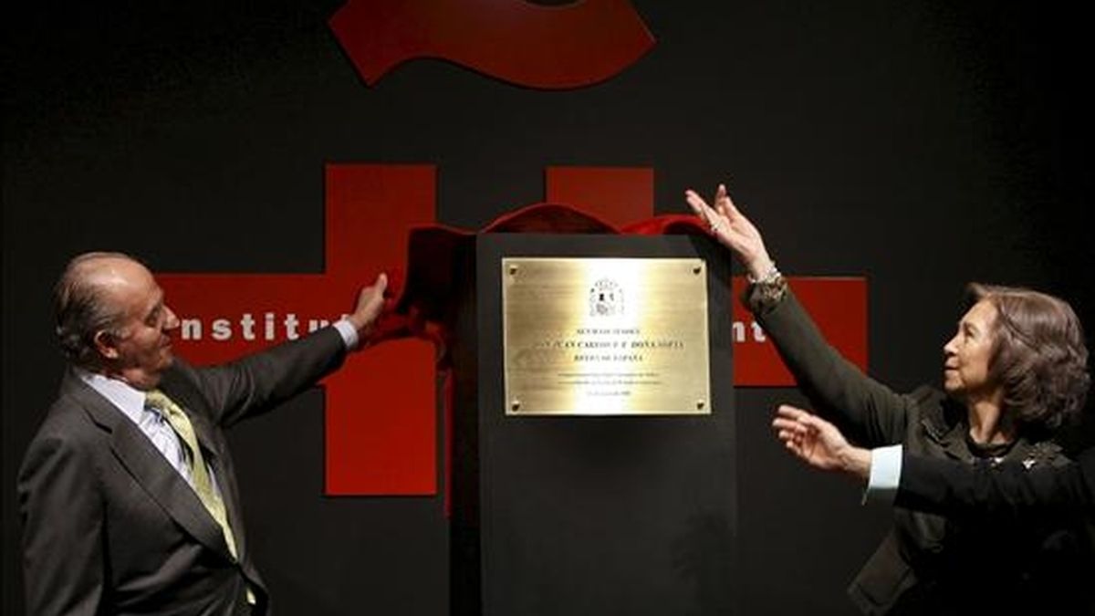 Los Reyes de España descumbren una placa durante la inauguración del Instituto Cervantes en Sidney, la primera sede de este instituto en Australia, dentro de la segunda jornada de la visita de Estado de los Reyes de España a este país. EFE