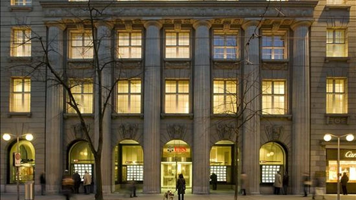 Fachada de la sede del banco suizo UBS (Bancos Unidos de Suiza), ubicado en la calle Bahnhofstrasse de Zurich (Suiza). Cuatro cajas de seguridad, en las que se cree que se encuentran varios manuscritos y dibujos del autor Franz Kafka, se han abierto en la sede del banco. EFE